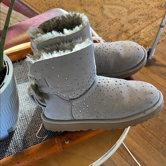 Like NEW. UGGS! Bow Booties. Silver/gray/glitz in stars/bow. Worn 3 hours. Sz 8 - Picture 4 of 6